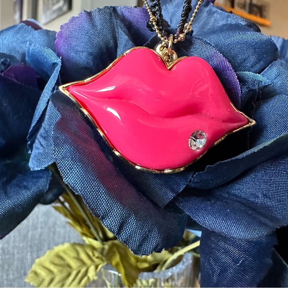 Betsy Johnson “first date” collection hot lips necklace NWT nearly vintage!!